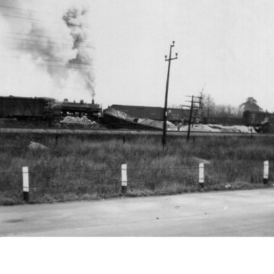 1946_-_C.P.R._derailment_of_grain_car_along_hwy_20_between_Baie_d_Urfe_and_Beaurepaire_to_the_delight_of_birds_sq.jpg
